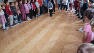 Społeczność przedszkolna zgromadzona na uroczystym wręczaniu dyplomów z okazji wykonanai ozdoby choinkowej - pl