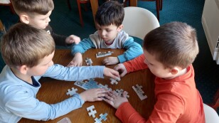 Dzieci układają puzzle - pl