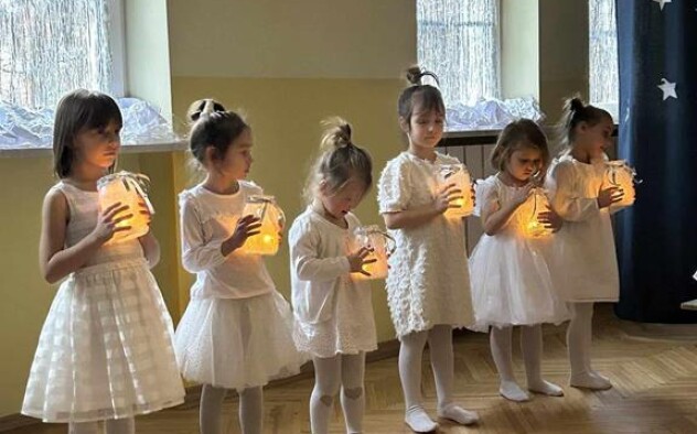 Dziewczynki trzymają lampiony - pl