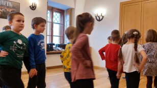 Dzieci uczą się układów tanecznych.pl