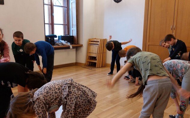 Dzieci uczą się układów tanecznych.pl