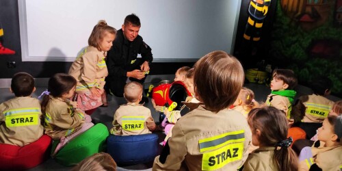 Strażak opowiada dzieciom o zagrożeniach związanych z ogniem.pl