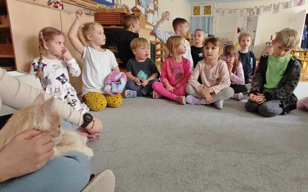 Dzieci słuchają opowieści o kocie - pl