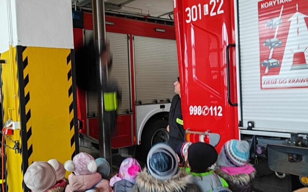 Dzieci oglądają wóz strażacki.pl