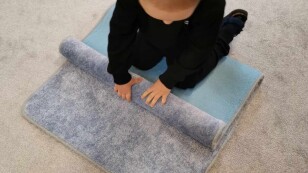 Dziecko składa dywanik - pl