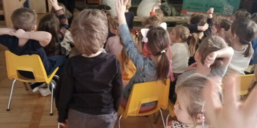 Dzieci oglądają prezentację paleontologiczną.pl