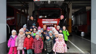 Dzieci pozują ze strażakami.pl