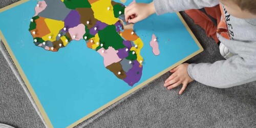 Dziecko układa puzzlową mapę Afryki - pl