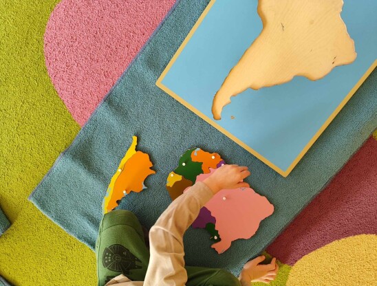 Dziecko układa mapę Ameryki Południowej.pl