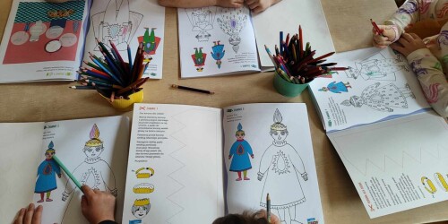 Dzieci kolorują książeczkę - pl