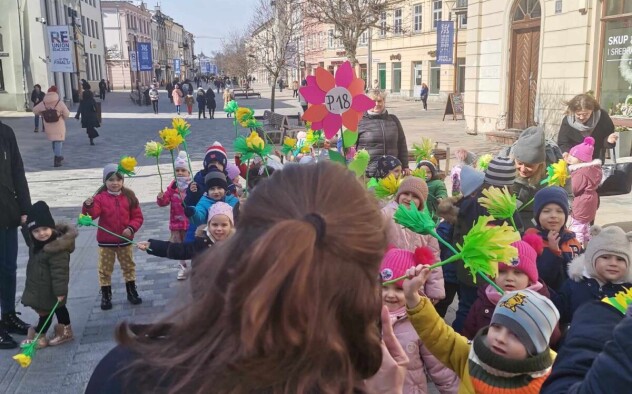 Przedszkolaki idą pod Ratusz - pl