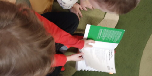 Dziecko ogląda kodeks cywilny - pl