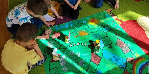 Dzieci tworzą grę planszową - pl