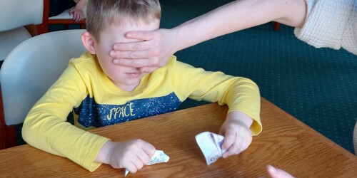 Dziecko poznaje za pomocą dotyku banknot - pl