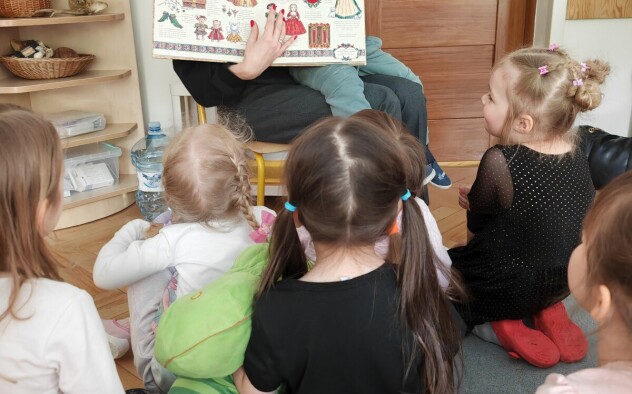 Mama przedszkolaka prezentuje dzieciom książki - pl