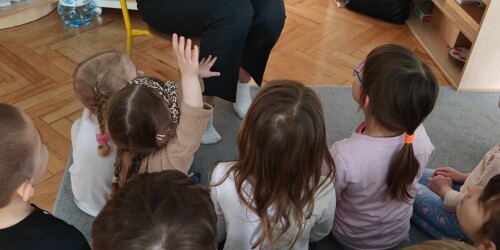 Mama przedszkolaka prezentuje dzieciom książki - pl