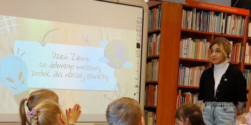 Dzieci oglądają prezentację multimedialną - pl