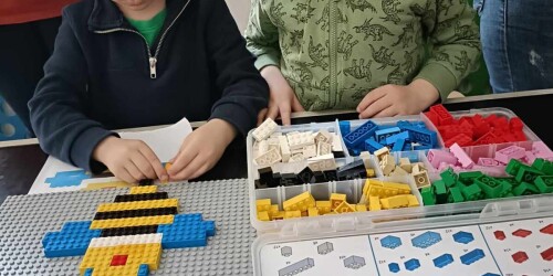 Dzieci budują konstrukcję z Lego - pl