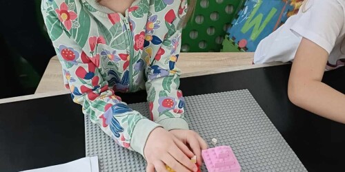 Dzieci budują konstrukcję z Lego - pl
