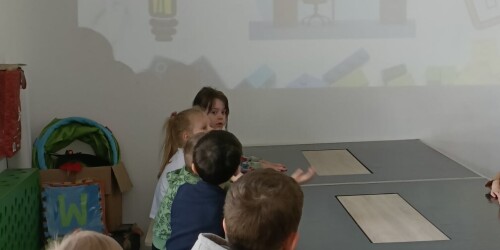 Dzieci oglądają prezentację - pl